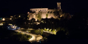 Гостиница Castello Di Caccuri Suites  Каккури